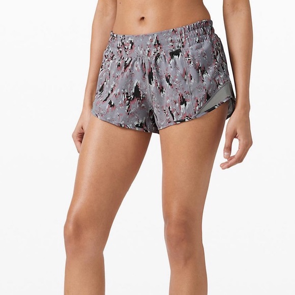 Lululemon hotty totty 2.5 shorts - Picture 1 of 1